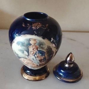 Jarrón Francés Siglo XIX Sevres con Tapa Dorada y Escena Romántica - imagen 2