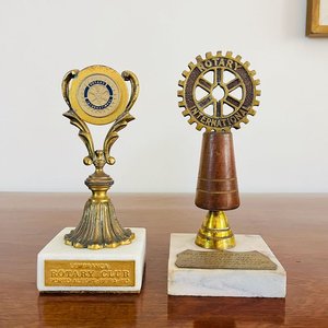 Lote de 6 Trofeos y Taza Rotary International en Bronce y Mármol - imagen 4