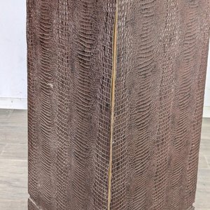 Pedestal Tapizado Imitación Reptil con Tapa de Mármol - imagen 5