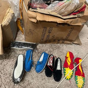 Lote de más de 60 pares de alpargatas con suela de yute, pantuflas y calzado variado - imagen 5