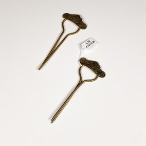 Lote siguiente: Dos Pinchos de Pelo Antiguos con Detalles Ornamentales