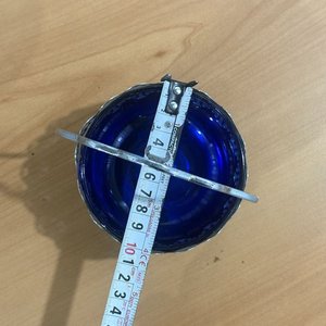 Lote de 3 piezas: Cuenco de metal y vidrio azul, florero de vidrio tallado y copeta de postre - imagen 5