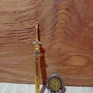 Espada Miniatura Abrecartas Excalibur Kirito Anime Metal Dorado - imagen 1