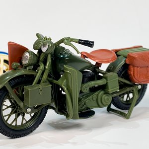 Dos Maquetas Maisto Harley Davidson: Knucklehead Azul (1936) y WLA Flathead Verde (1942) - imagen 2