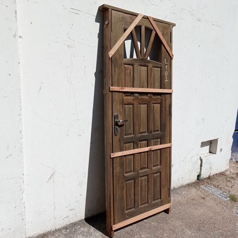 Puerta exterior en madera maciza con marco y cerradura - imagen 3