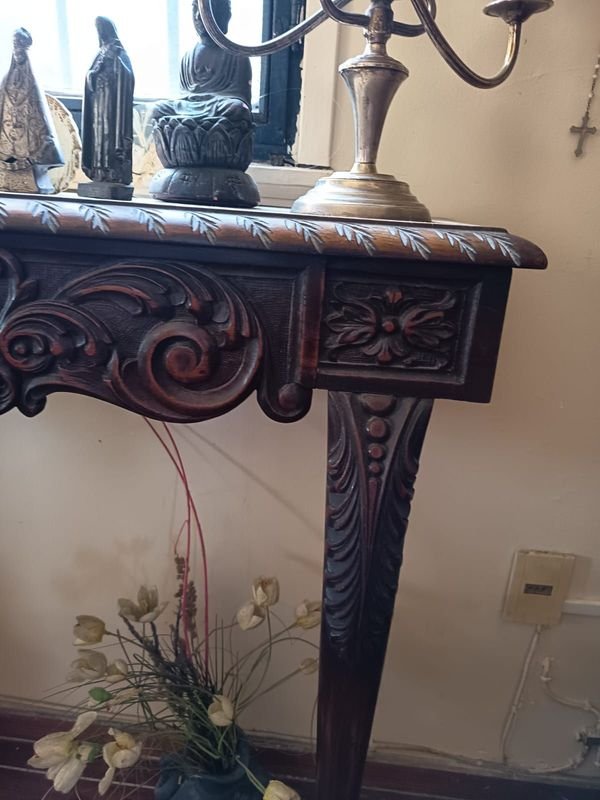 Consola de madera tallada con diseño alto y patas curvas - imagen 4