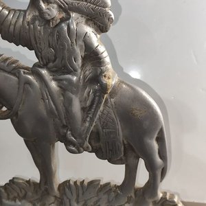 Figura de Indio Sioux a Caballo en Metal con Base de Mármol - imagen 5