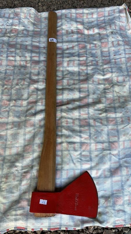 Lote siguiente: Hacha de madera con cabeza de metal
