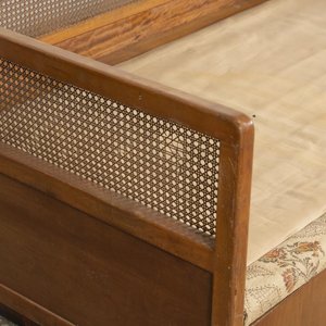 Cama de Plaza y Media con Laterales Esterillados y Tapizado Desgastado - imagen 2