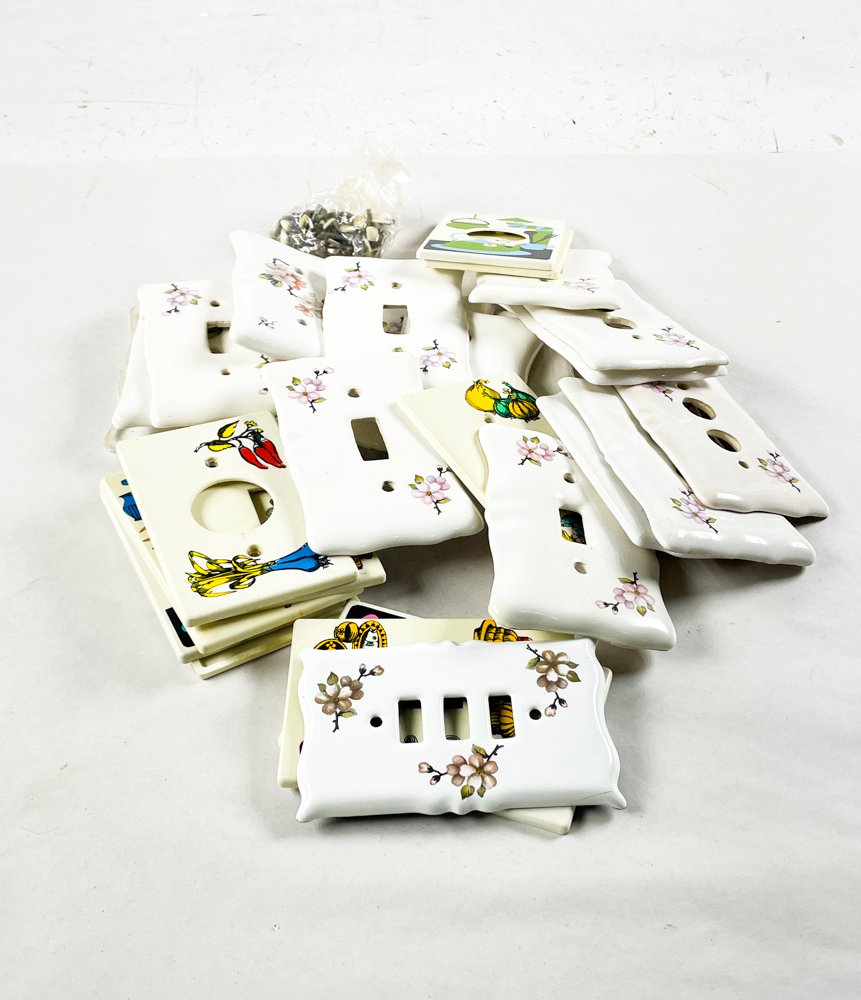 Veintinueve plaquetas en porcelana y melamina