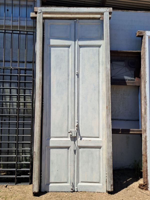 Lote siguiente: Puertas antiguas de madera con ventanas y barras metálicas
