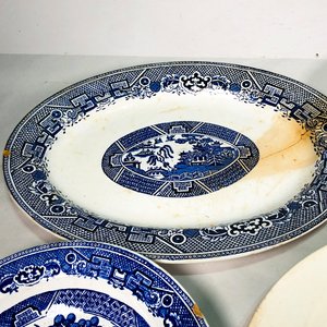 Conjunto de 8 Piezas de Porcelana Inglesa: Fuentes Ovales y Platos con Diseños Florales y Willow - imagen 4