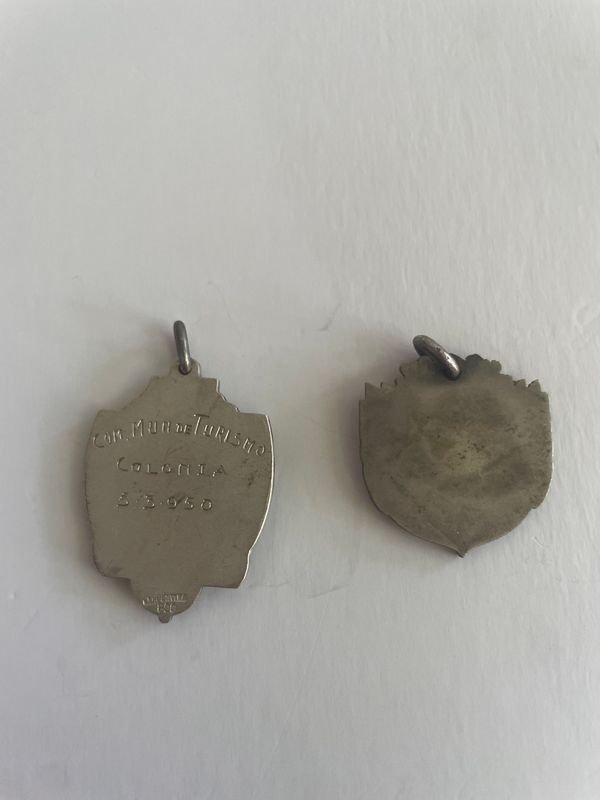Dos Medallas Plateadas: Una Lisa y Otra de Turismo de Colonia 1950 - imagen 1