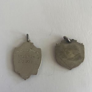 Dos Medallas Plateadas: Una Lisa y Otra de Turismo de Colonia 1950 - imagen 1