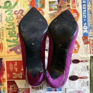 Zapatos de taco aguja Marc Fisher color morado - imagen 6
