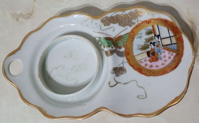 Plato de Merienda Vintage de Porcelana Japonesa con Diseño Pintado a Mano y Detalles Dorados