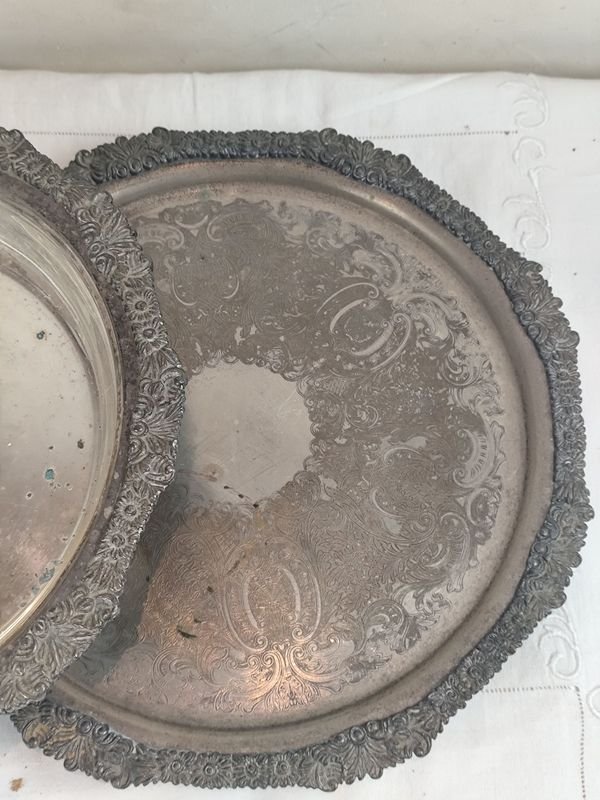 Importante Guisera en Metal Bañado en Plata con Tapa - Doble Fuente - imagen 3