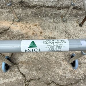 Andador Plegable Metálico y Bastón de Madera - imagen 4
