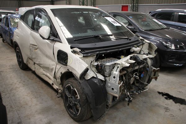Auto Eléctrico Blanco con Daños Frontales y Laterales - imagen 1
