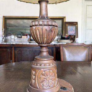 Lámpara de Mesa Antigua con Base de Madera Tallada y Pantalla de Tela - imagen 8