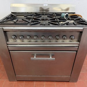 Lote siguiente: Cocina Industrial a Gas Inoxidable 5 Fuegos con Horno y Ladrillo