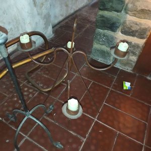 Juego de Candelabros de Bronce y Madera - imagen 2