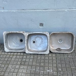 Lote siguiente: 3 Piletas de Acero Inoxidable Medidas 45x40 cm