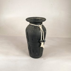 Lote siguiente: Florero Negro Moderno de Cuello Angosto con Detalle de Cuerda