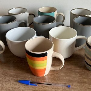 Lote de 10 Tazas de Cerámica con Diseños Variados - imagen 3