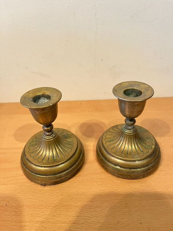 Lote anterior: Portavelas de plata tallados con detalles ornamentales