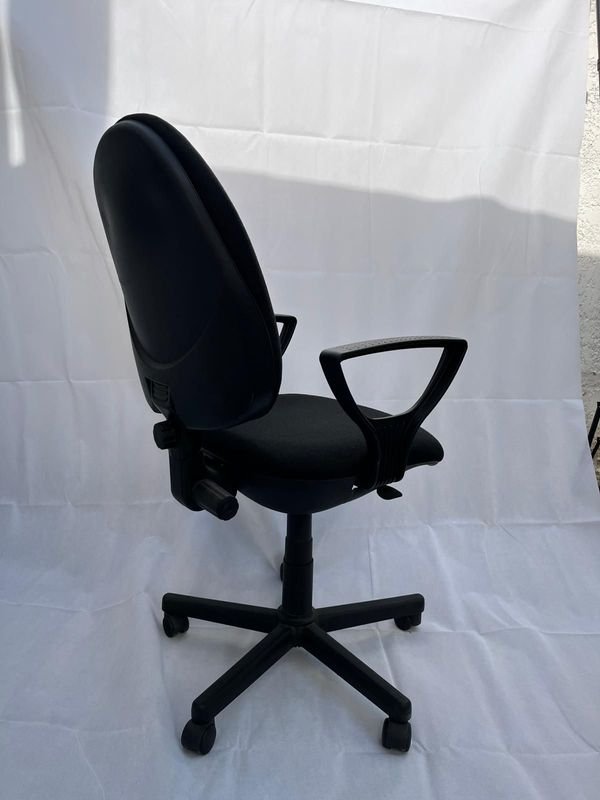 Silla de escritorio negra con diseño ergonómico - imagen 3