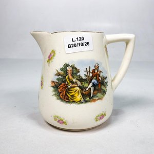 Jarra de Porcelana Inglesa Clarice Cliff con Personajes de Época y Guarda Dorada - imagen 1