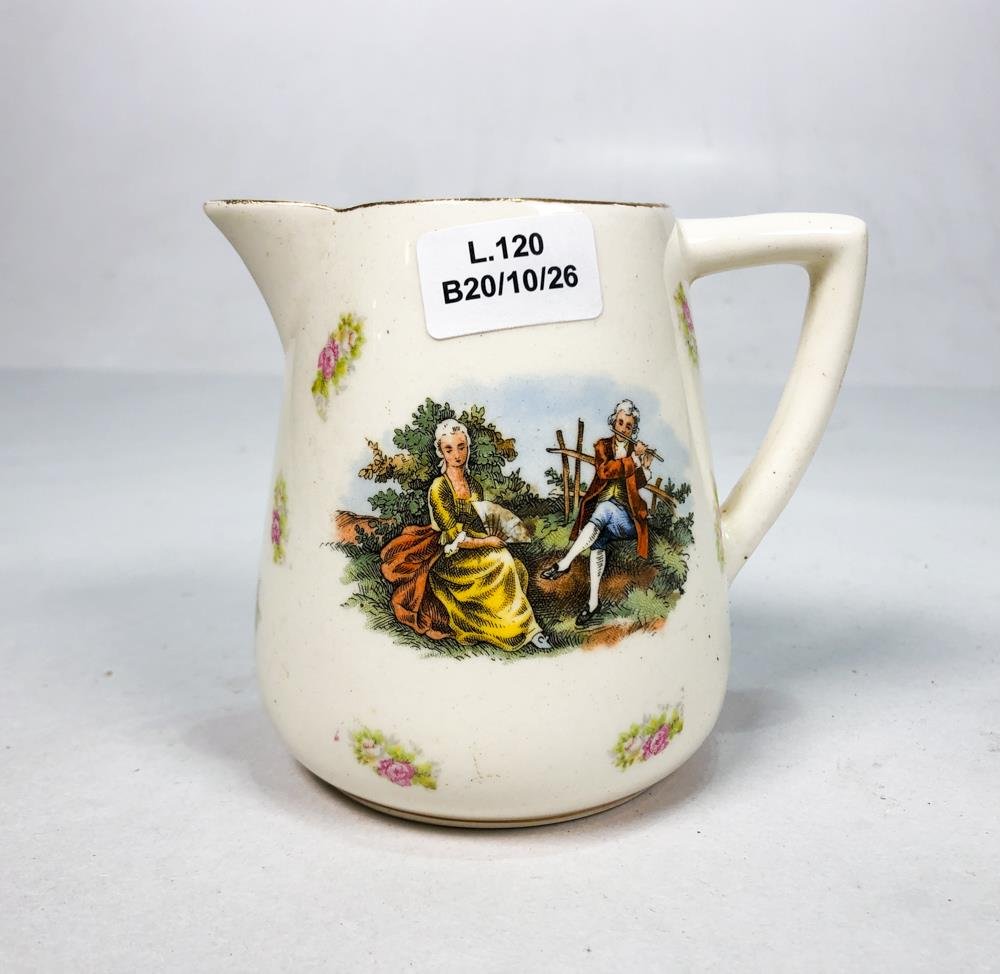 Jarra de Porcelana Inglesa Clarice Cliff con Personajes de Época y Guarda Dorada