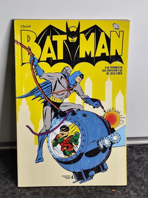 Libro de Historieta "Batman: Las Primeras 100 Historietas de Colección"