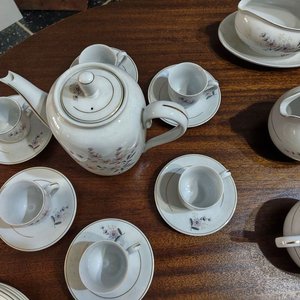 Juego de Loza Olmos Completo: 59 Piezas de Porcelana Blanca con Flores Lilas - imagen 5