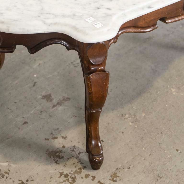 Mesita de living victoriana con tapa de mármol lobulado y patas talladas - imagen 3