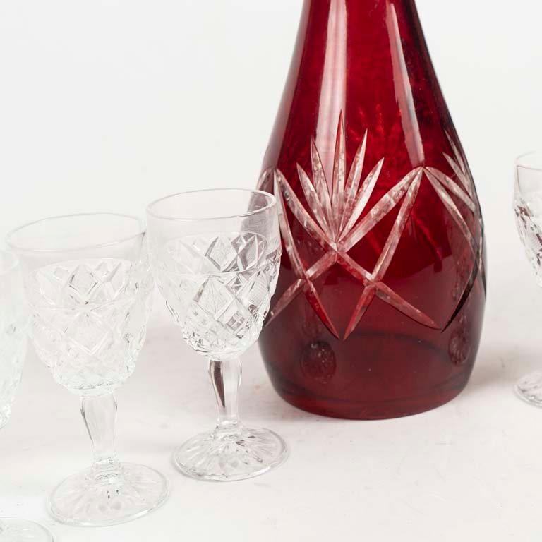 Botellón de cristal tallado rubí con tapón y copas - imagen 2