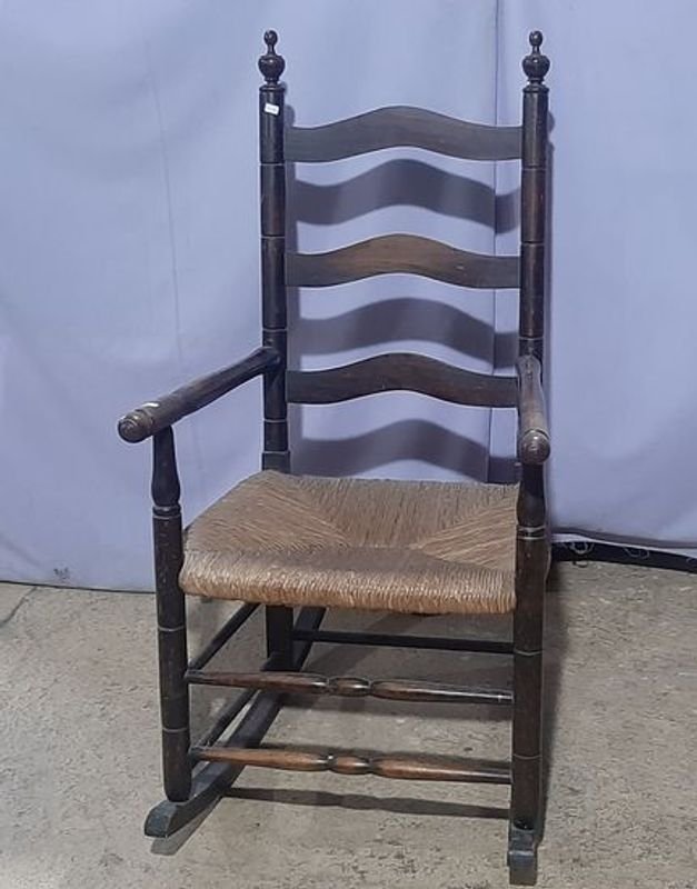 Lote siguiente: Mecedora de madera asiento de cardo antiguo