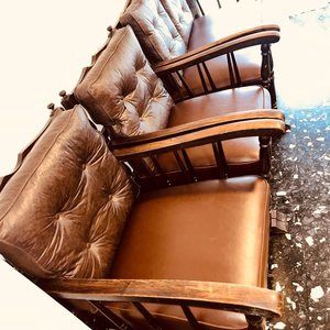 Juego de Living: Sofá de 2 Cuerpos y 2 Butacas de 1 Cuerpo en Cuerina y Madera - imagen 4