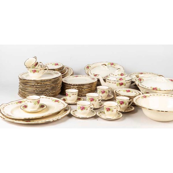 66 Piezas de loza inglesa Alfred Meakin, diseño floral con borde dorado (gastado). Algunas piezas craqueladas, una taza con cascadura. Medidas: 10x6 cm