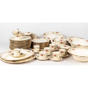 Lote anterior: 66 Piezas de loza inglesa Alfred Meakin, diseño floral con borde dorado (gastado). Algunas piezas craqueladas, una taza con cascadura. Medidas: 10x6 cm