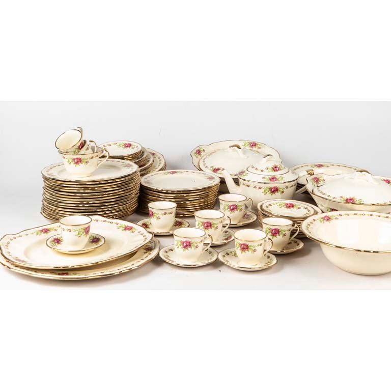 66 Piezas de loza inglesa Alfred Meakin, diseño floral con borde dorado (gastado). Algunas piezas craqueladas, una taza con cascadura. Medidas: 10x6 cm