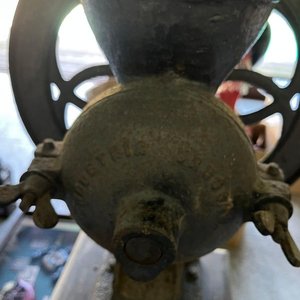 Desgranadora de Maíz Antigua de Hierro Fundido con Manivela y Banco de Madera - imagen 1