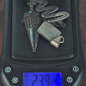 Lote de 2 Piezas de Plata: Dije con Piedra Roja y Broche Estilizado - imagen 6