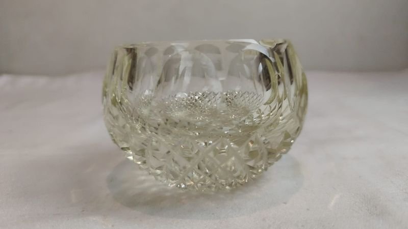Cenicero de cristal con diseño de vidrio tallado - imagen 3