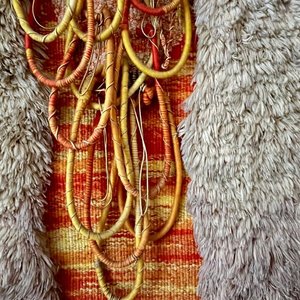 Tapiz Beige y Naranja Hecho a Mano con Texturas Variadas - imagen 5
