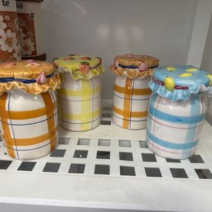Lote siguiente: Lote de 4 Frascos de Cerámica Decorados con Tapas
