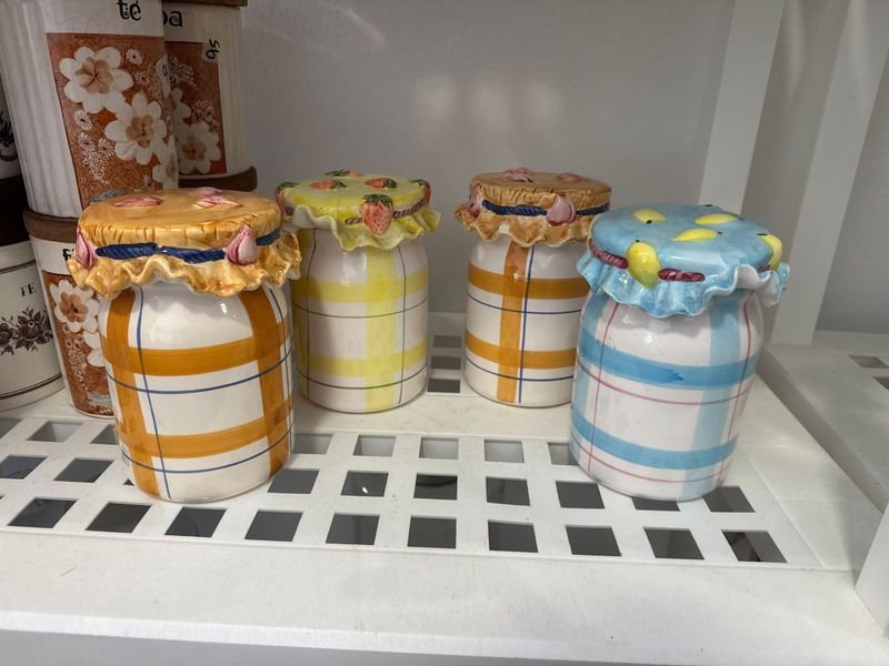 Lote de 4 Frascos de Cerámica Decorados con Tapas