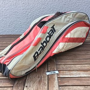Dos bolsos o fundas para raquetas de tenis marca Babolat, de diferentes modelos y colores, con cierres; usados, con desgaste y señales de uso visibles. - imagen 8