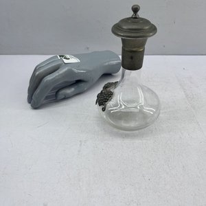 Botella Decantadora de Vidrio con Tapa Metálica y Detalle de Uvas - imagen 2
